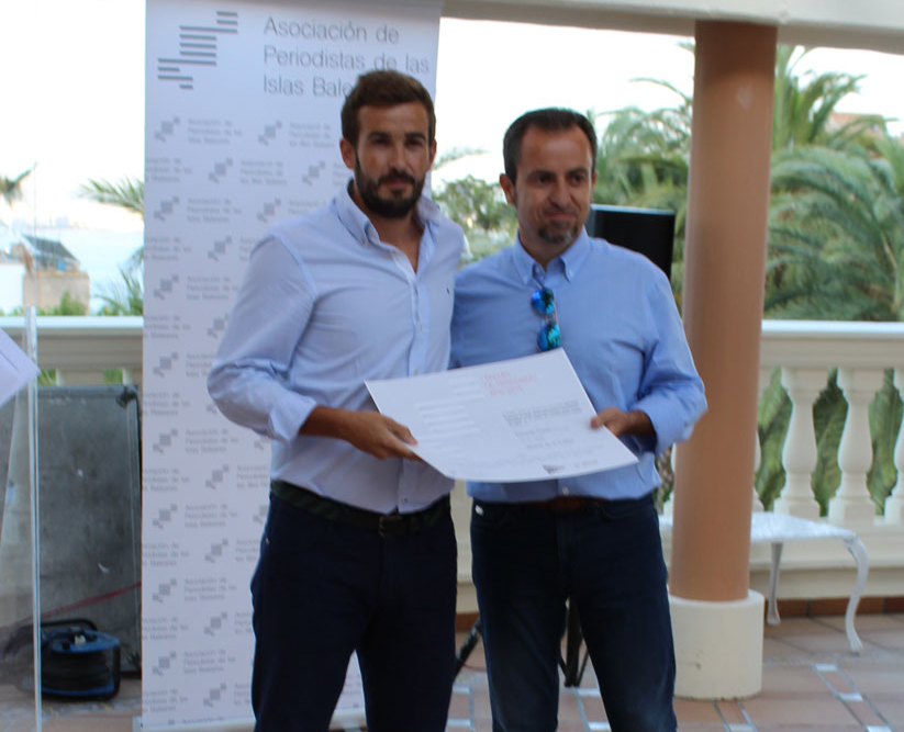 Javier Zaforteza entregando el premio de la APIB
